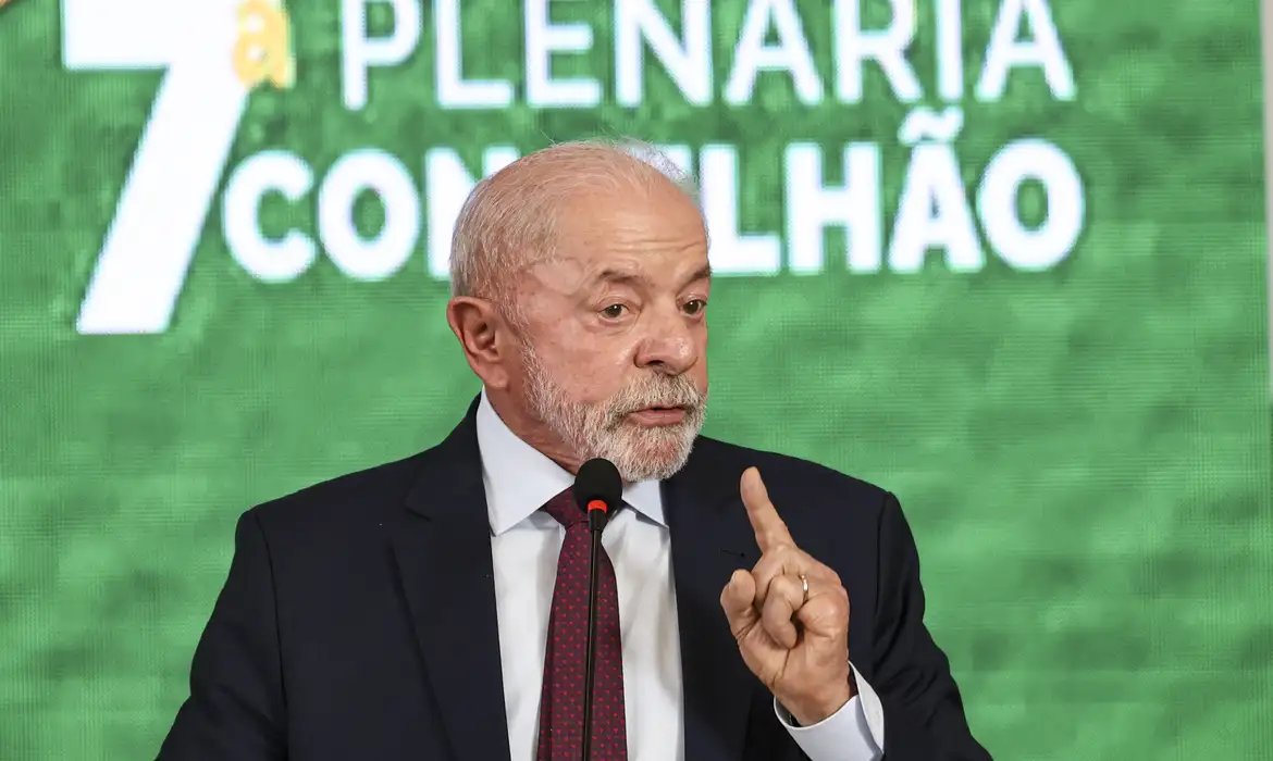 Governo estuda devolução de celular roubado nos Correios, diz Lula