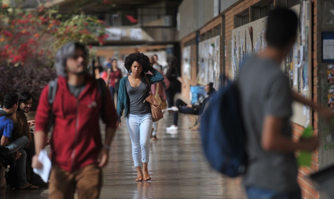 Mais de 54% dos graduandos já abandonaram curso para cuidar dos filhos