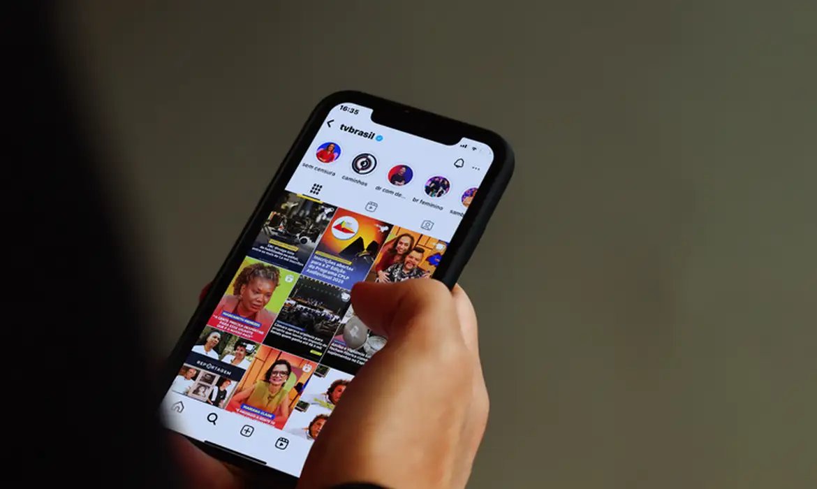 Redes sociais causam polarização e isolamento político em jovens