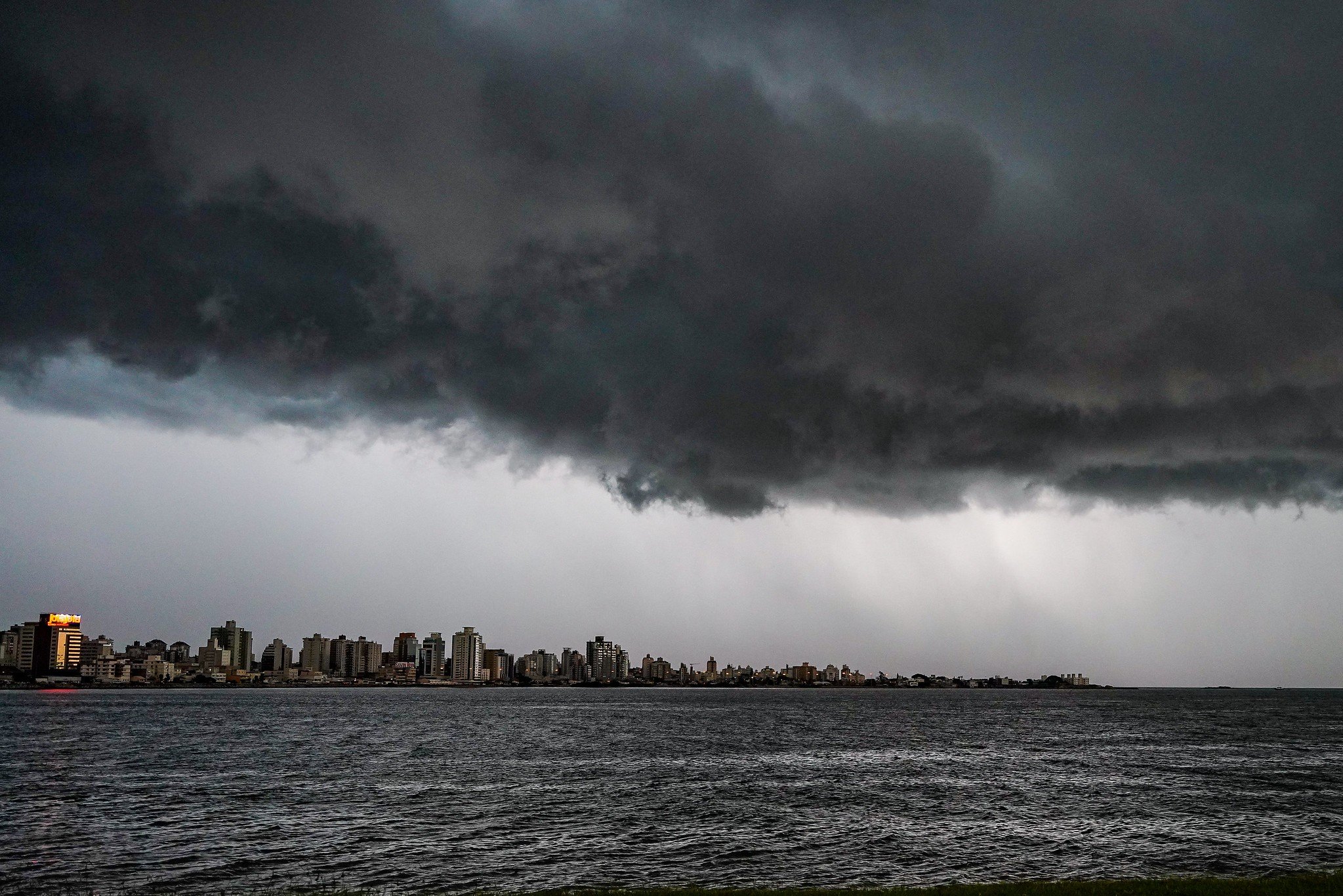 SC segue com alerta de tempestade com ventos intensos de até 100 km/h; veja previsão