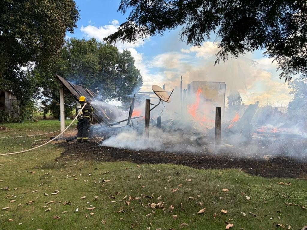VÍDEO: veja como ficou casa destruída por incêndio após moradora atear fogo em caramujos em Sinop (MT)