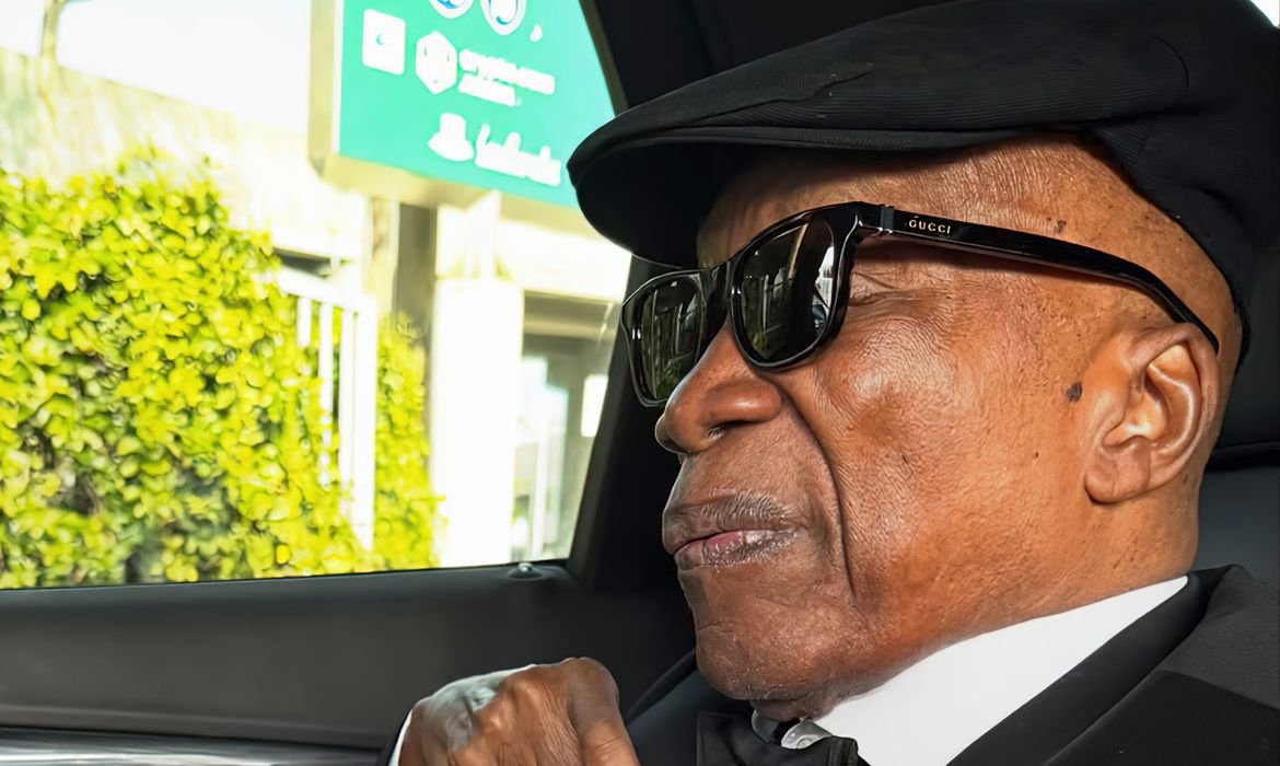Millton Nascimento recebe título de doutor Honoris Causa