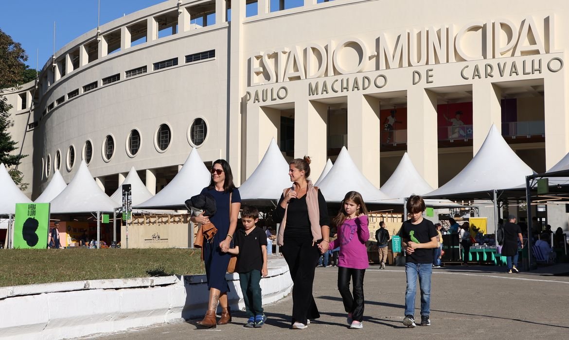 Feira do Livro terá Zélia Duncan e Pilar Quintana; entrada é gratuita