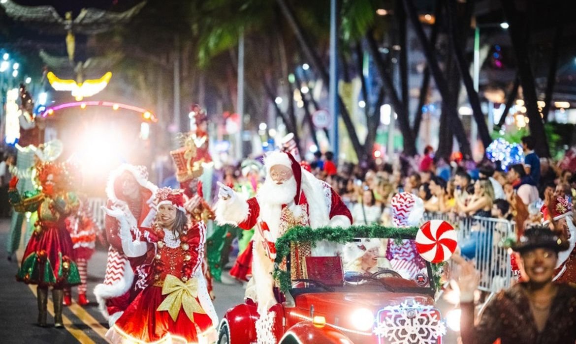 Parada Natalina une Papai Noel a tradições locais em Maceió