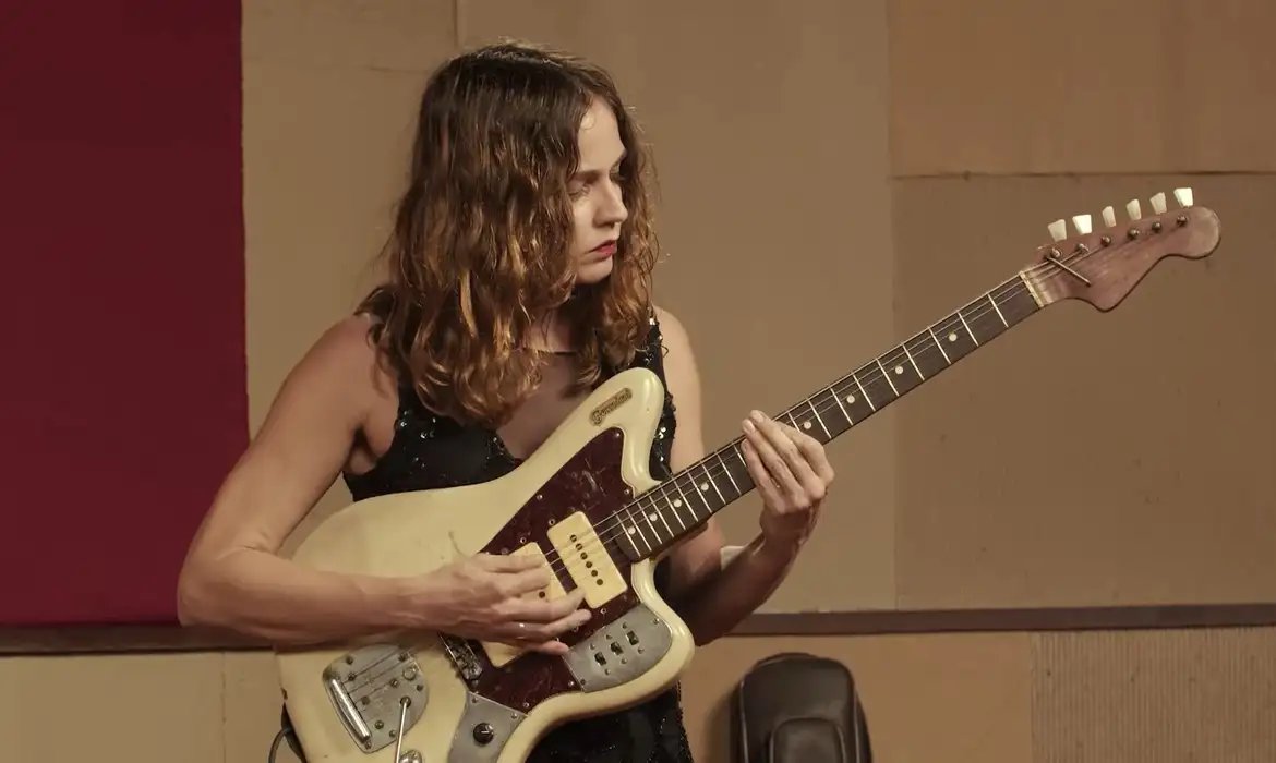 Gabi Terra é destaque do reality Duelo de Guitarras na TV Brasil