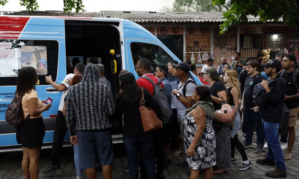 \"Entrei na estação para fugir dos tiros\", conta moradora do Rio