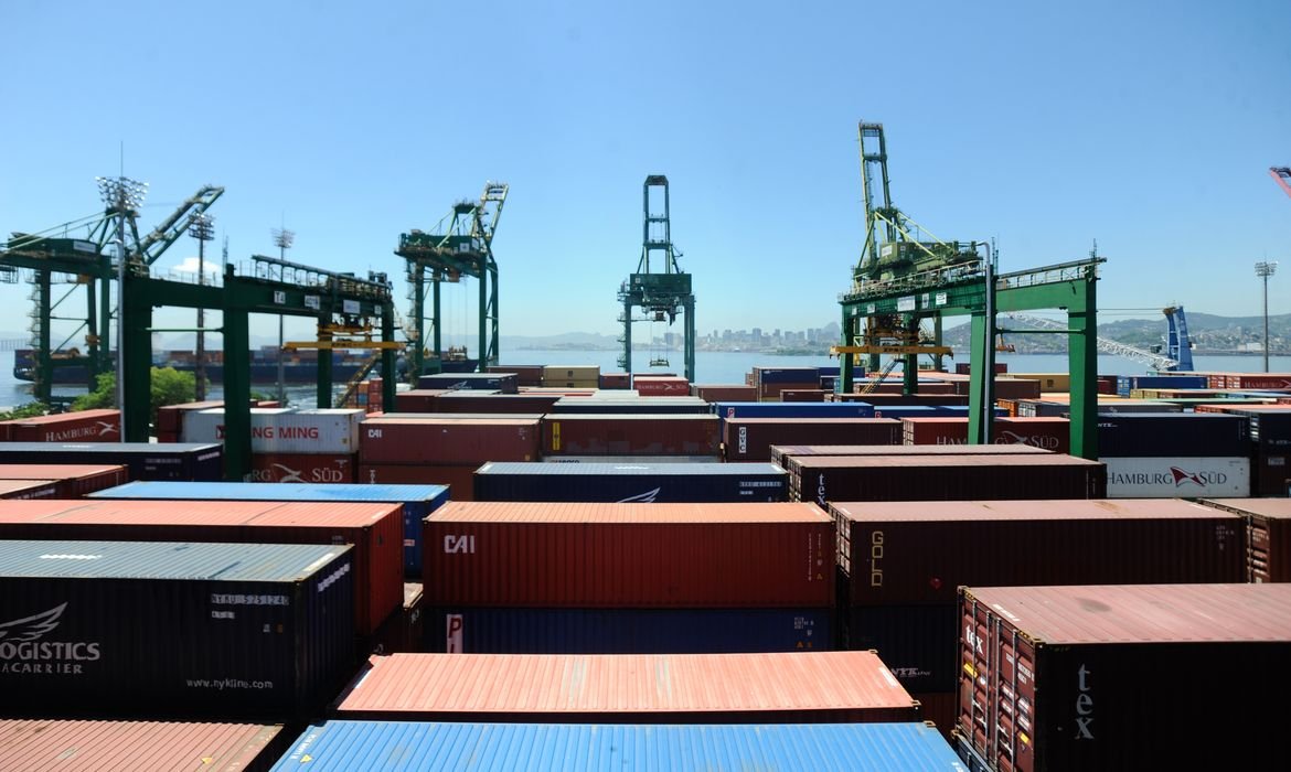 Tarifaço deve ter efeito limitado na balança comercial brasileira