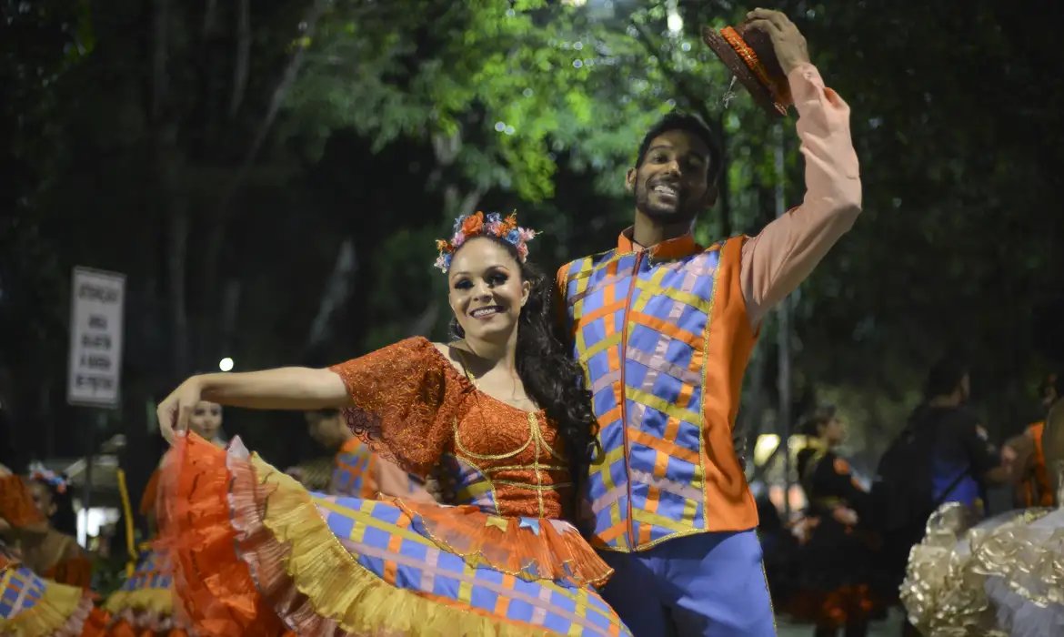Dia dos Namorados ganha clima junino nos arraiais nordestinos