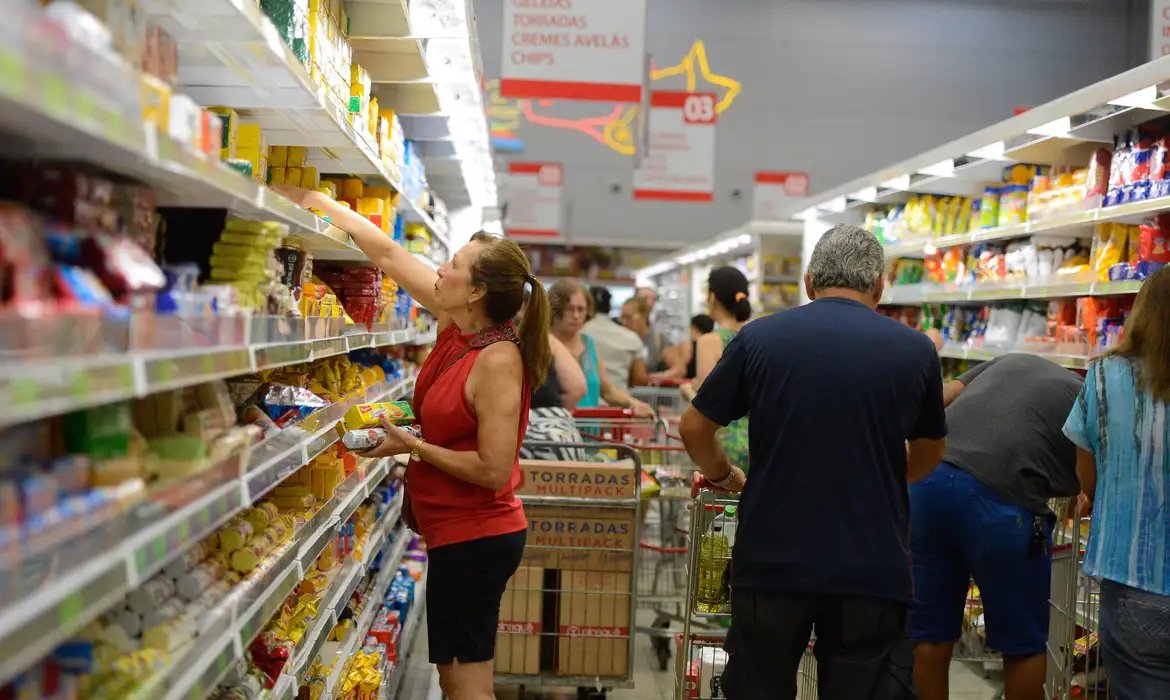 Cesta básica fica mais cara em 17 capitais brasileiras em junho