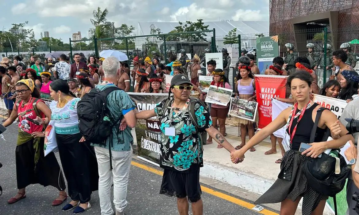 Povo Munduruku protesta na COP30 contra uso da floresta como negócio