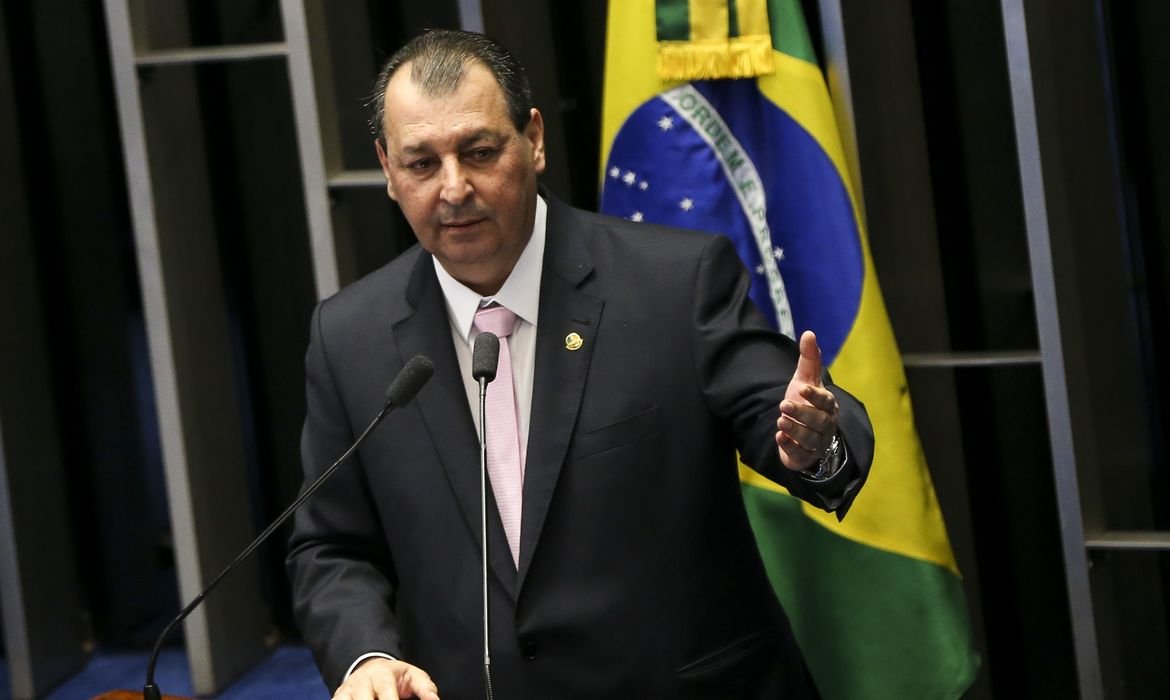 Relator da CCJ rejeita emendas da oposição que buscavam manter 6x1