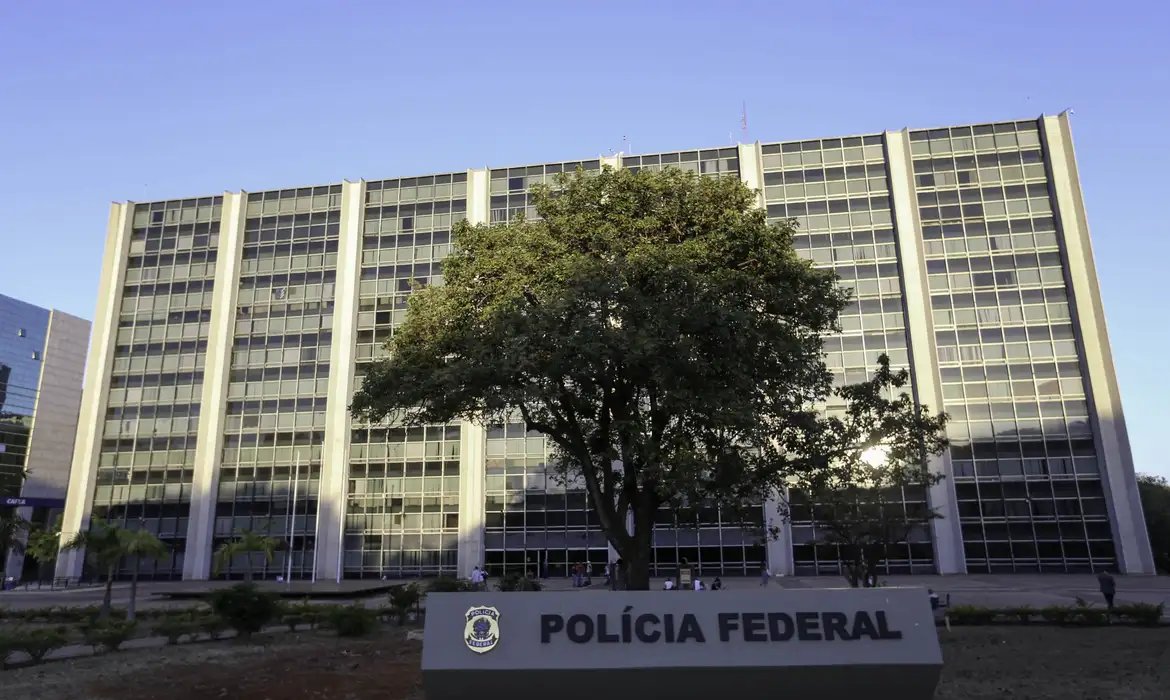 Polícia Federal faz operação para conter lavagem de dinheiro do PCC