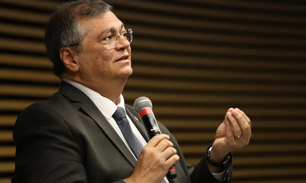 Dino envia à PF explicações de partidos sobre gestão de emendas
