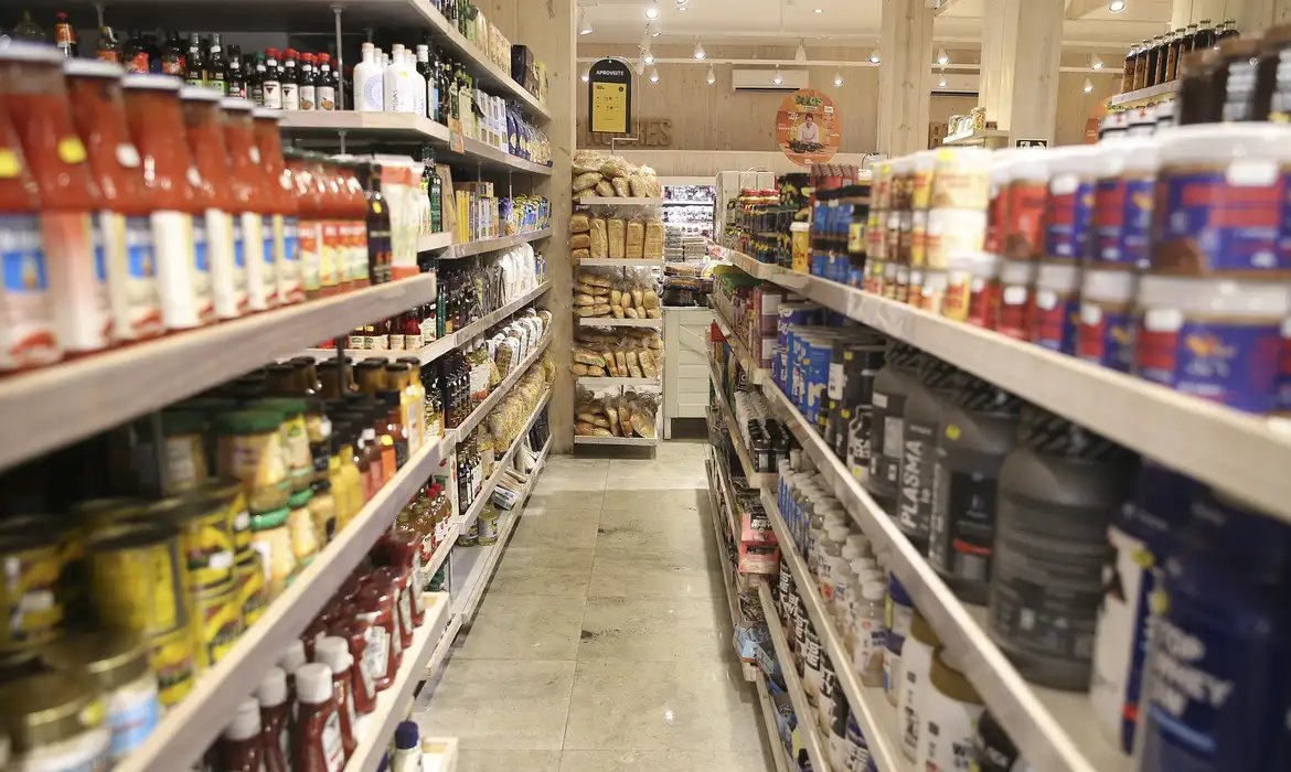 Cesta básica fica mais cara em todas as capitais no mês de abril