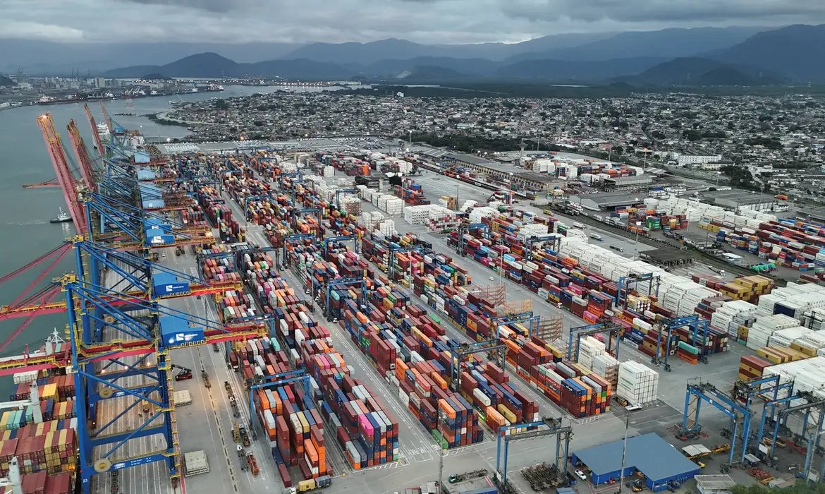 Exportações batem recorde e déficit das contas externas cai em junho