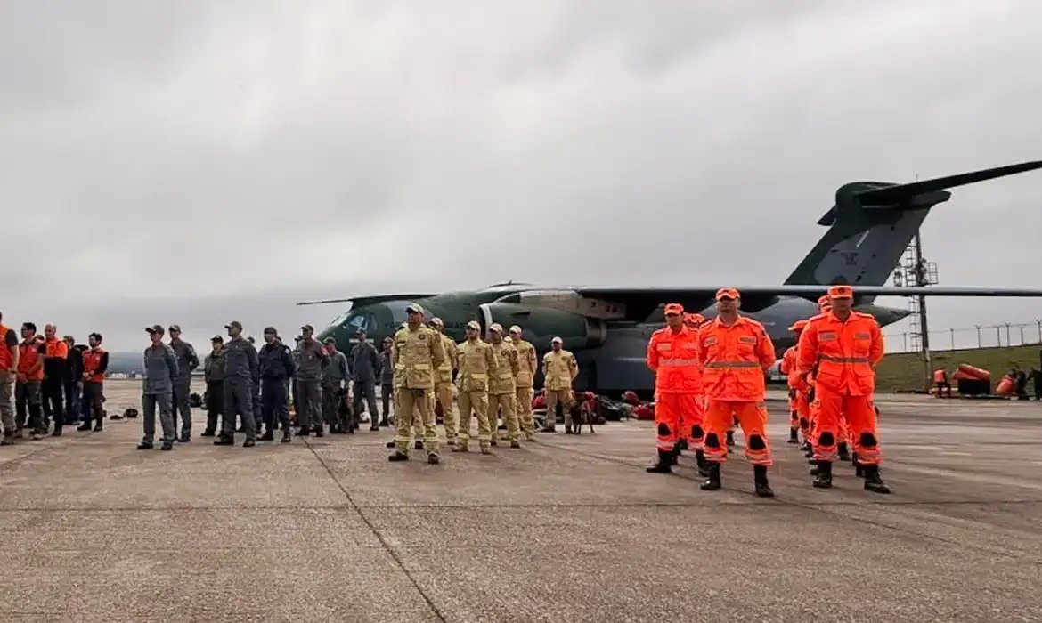 Quarto voo brasileiro para Venezuela decola com bombeiros e donativos