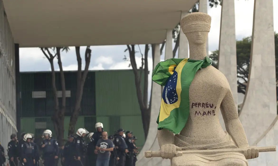 Moraes rejeita revisar pena de Débora do Batom, condenada pelo 8/1