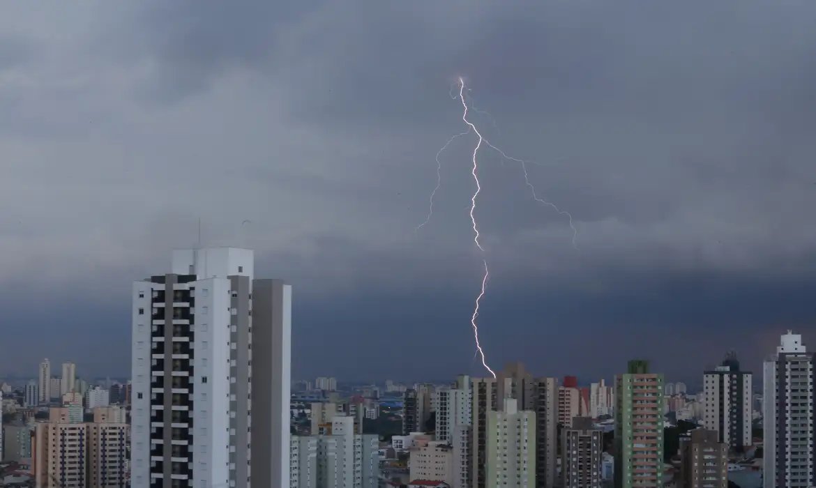 Ventos fortes em SP derrubam cobertura de arena e deixam 8 feridos