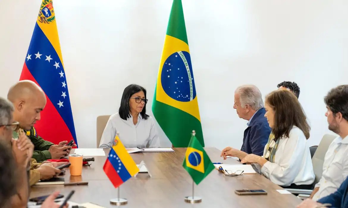 \"Ajuda brasileira não será episódica\", diz Múcio em visita à Venezuela