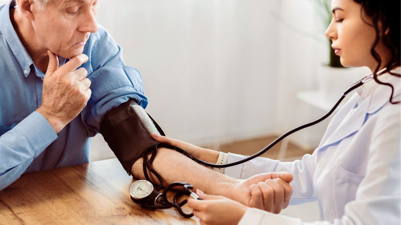 Julho Vermelho: sem sintomas, hipertensão pode causar AVC e infarto