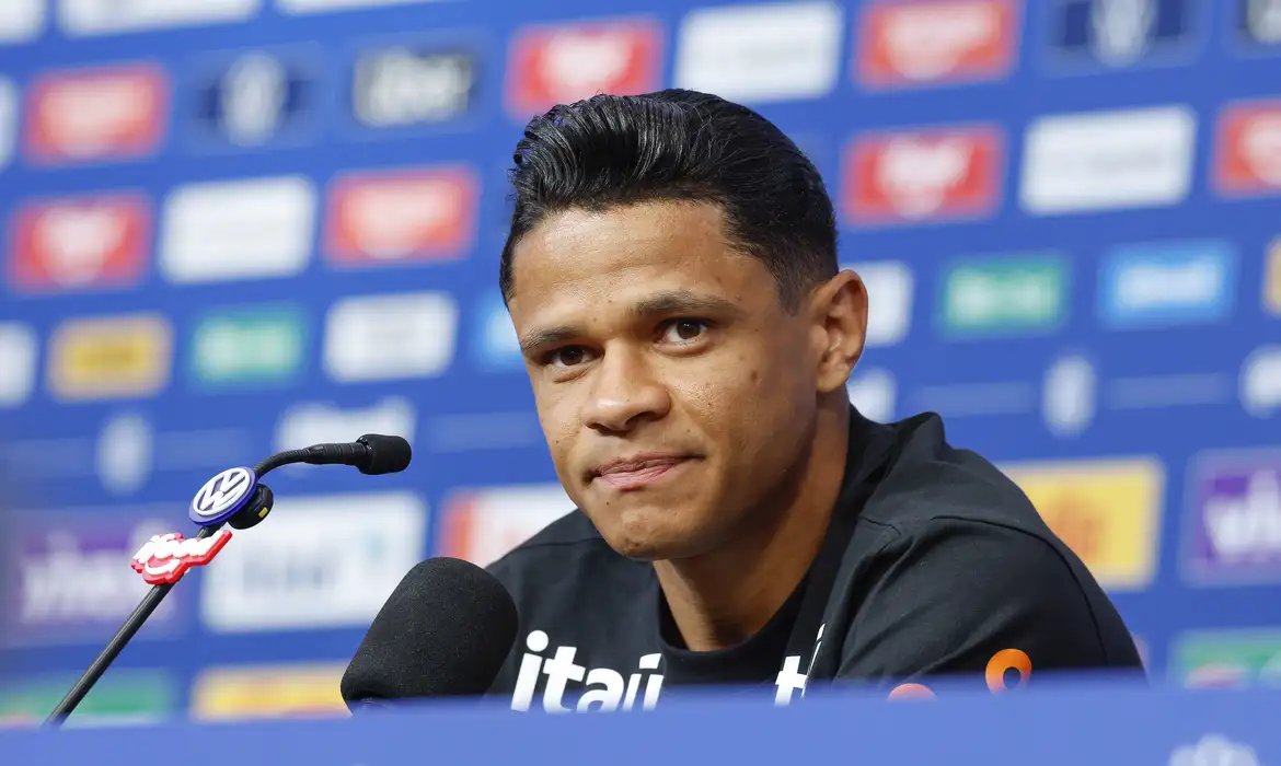 Aposta de Ancelotti, Douglas Santos explica apoio tático a Vini Jr.
