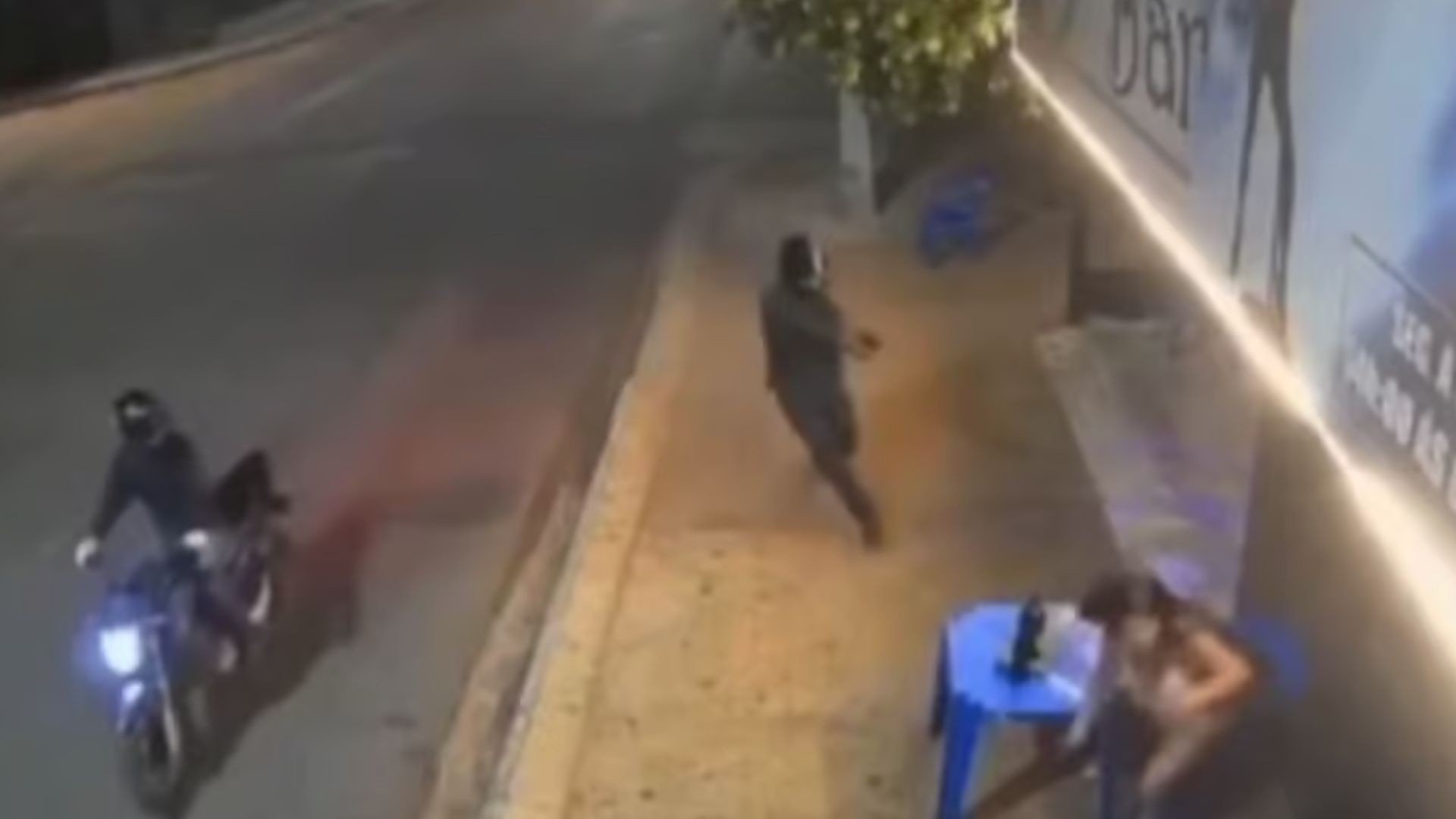 VÍDEO: dona de bar é baleada nas costas por dupla em moto no interior de MT