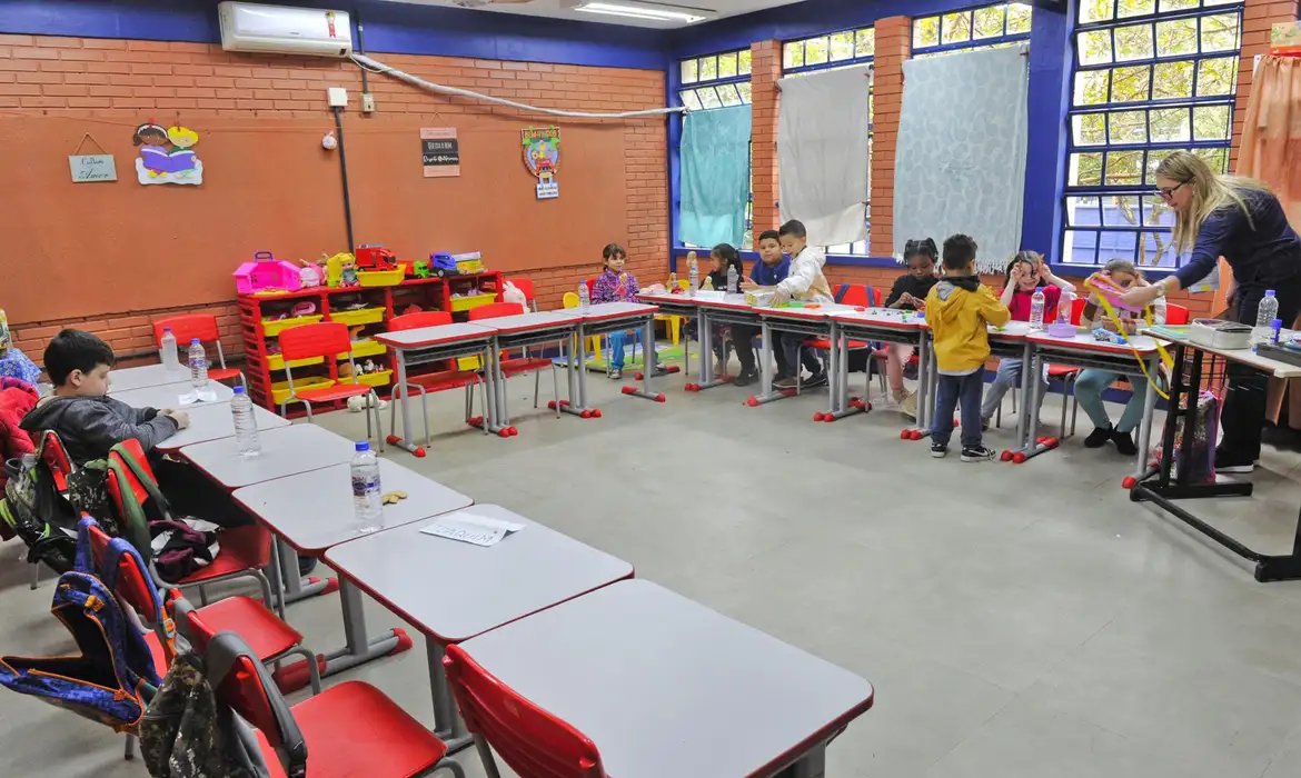 Para especialistas, alfabetização na idade correta é marco para o País