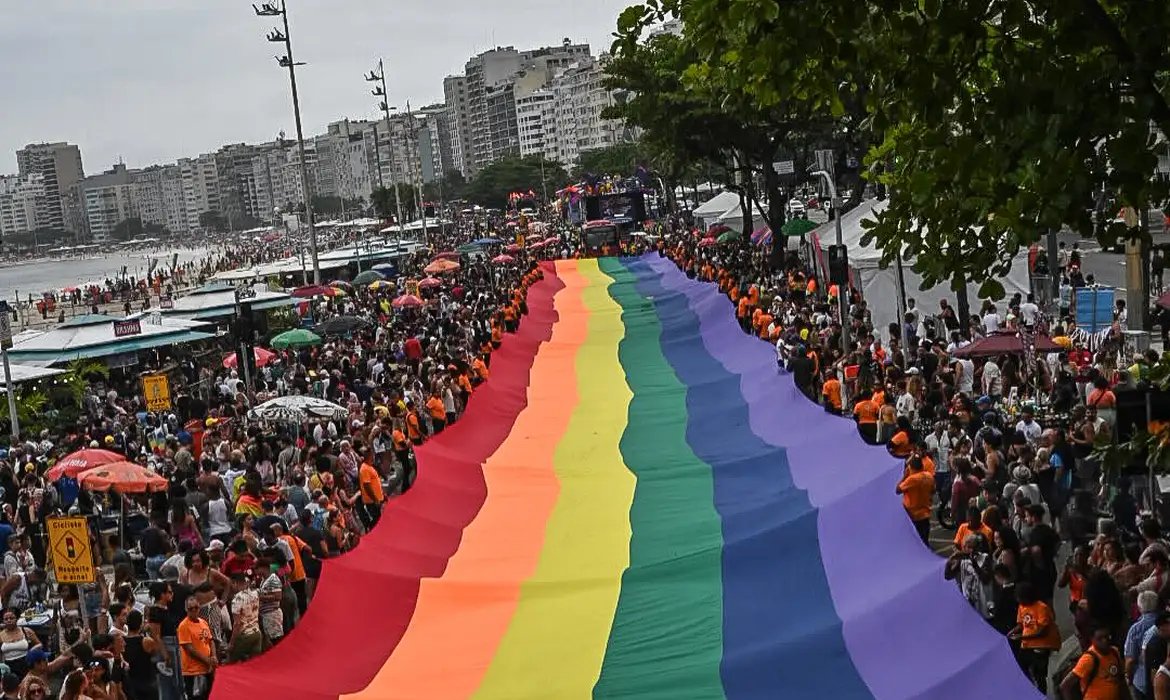 Parada LGBTI+ do RJ traz “toda forma de amor” como tema em 2026