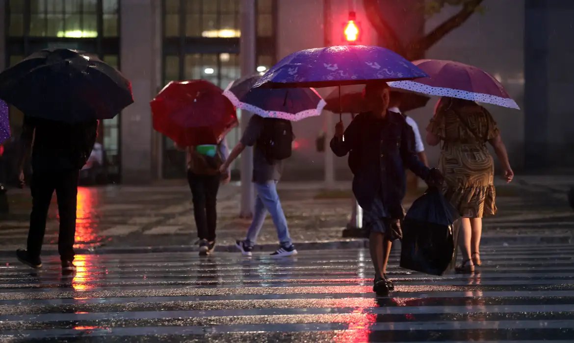 Inmet emite alerta laranja para chuvas e ventos no Sudeste e no Paraná