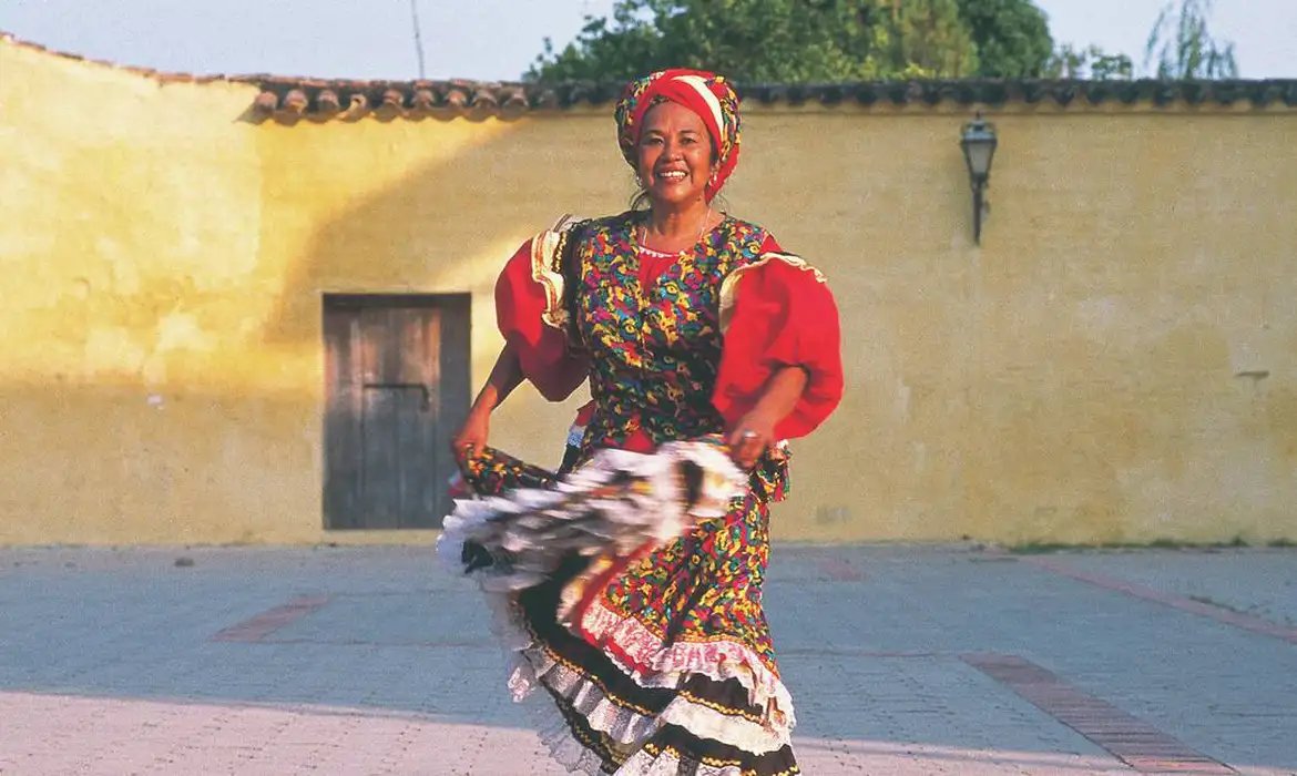 Totó La Momposina, ícone da cultura colombiana, morre aos 85 anos