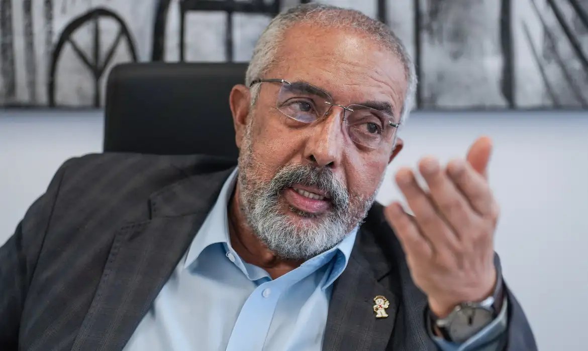 Não há mais razão para manter escala 6x1 e jornada de 44h, diz senador