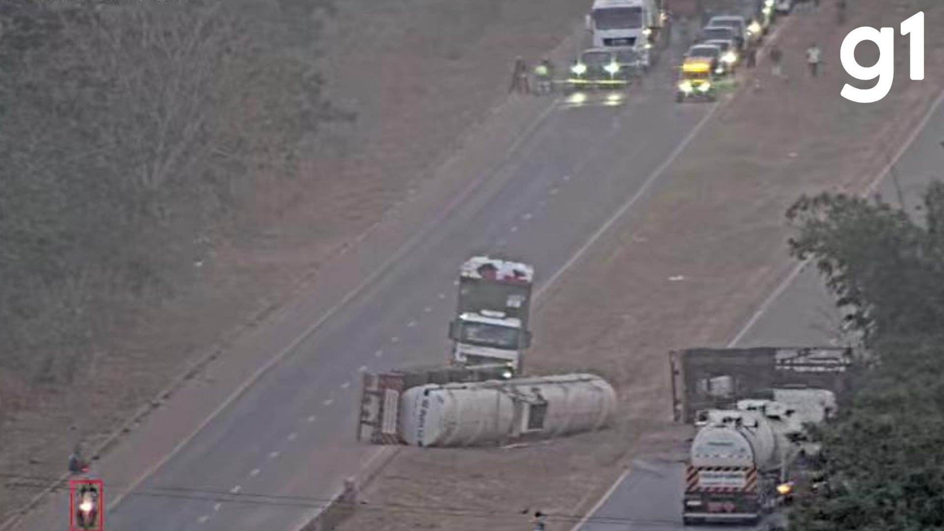 Acidente entre duas carretas interdita BR-163 após derramamento de etanol em MT