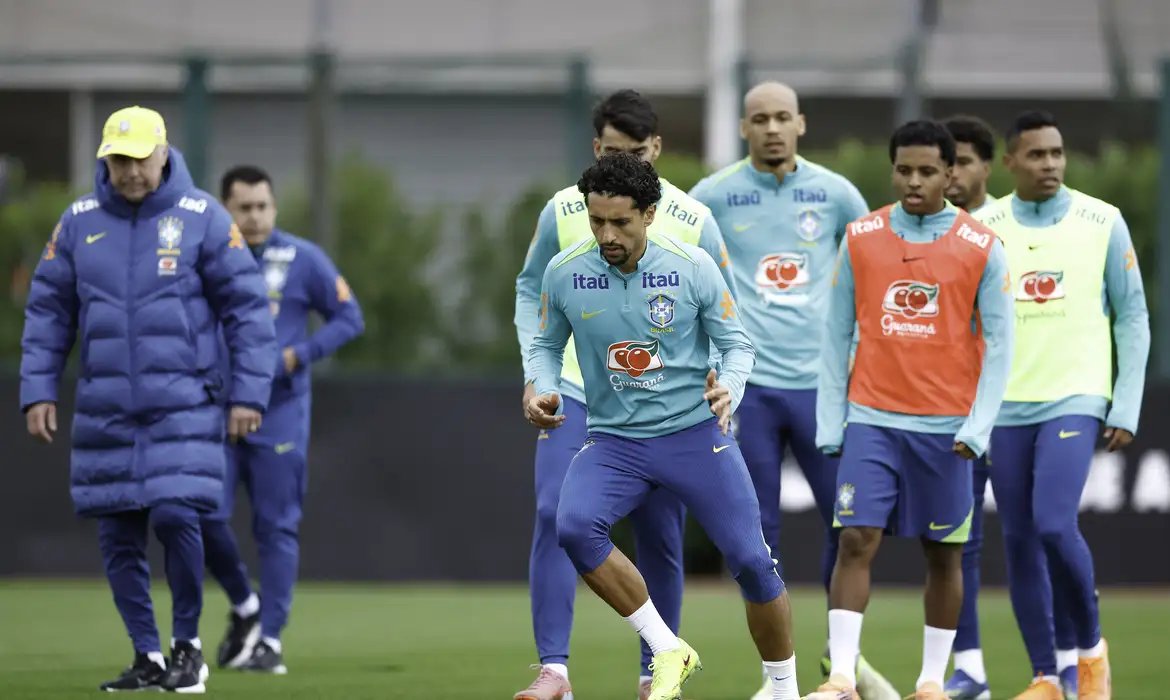 Com equipe completa, Ancelotti comanda atividade em Londres