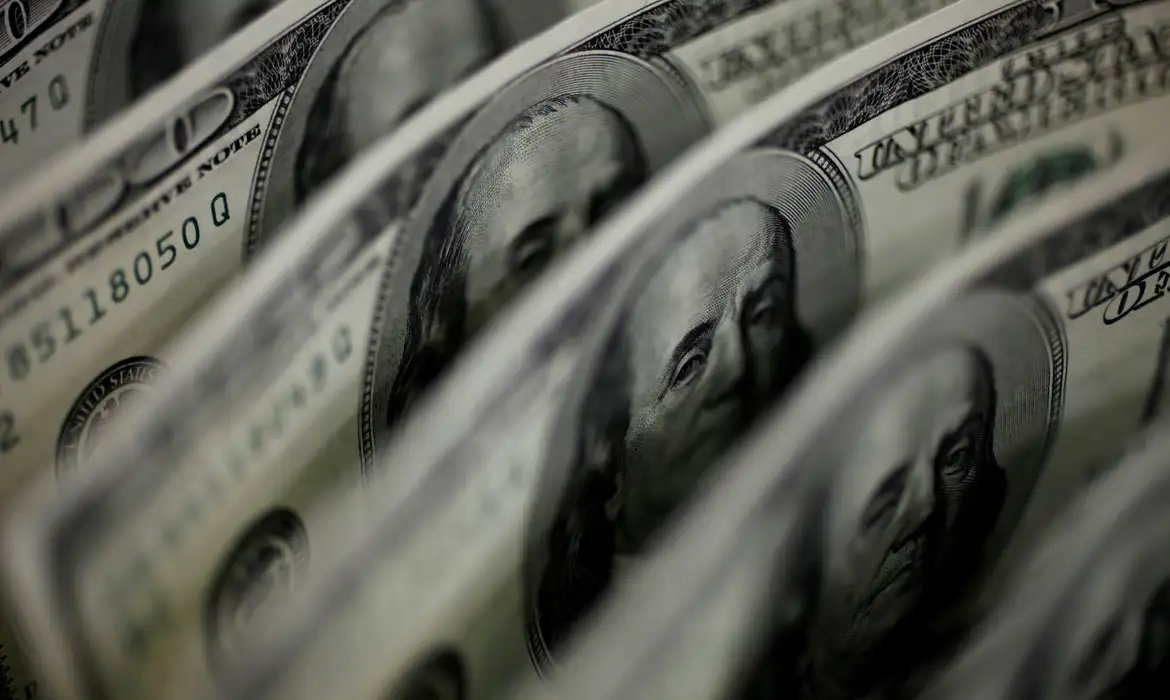 Dólar sobe para R$ 5,11, e bolsa fica estável, apesar de tensão global