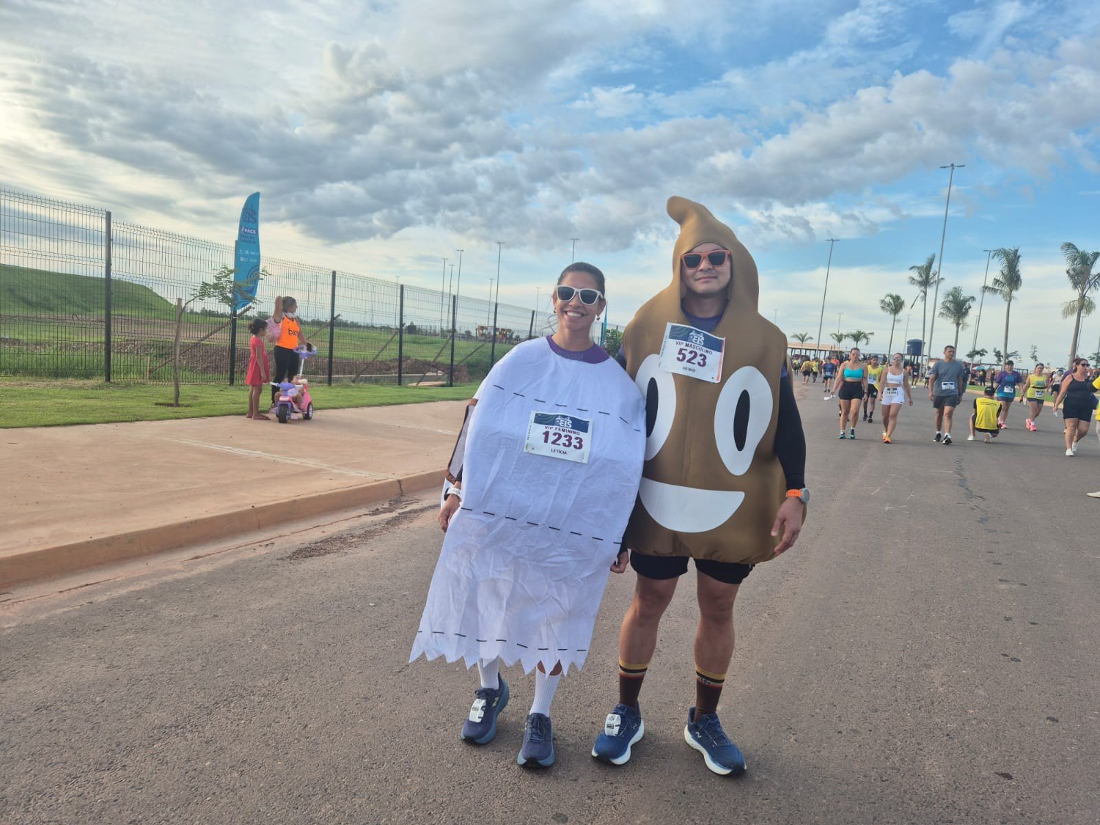 Zé gotinha, Chiquinha e papel higiênico: veja fantasiados da Corrida de Reis 2026