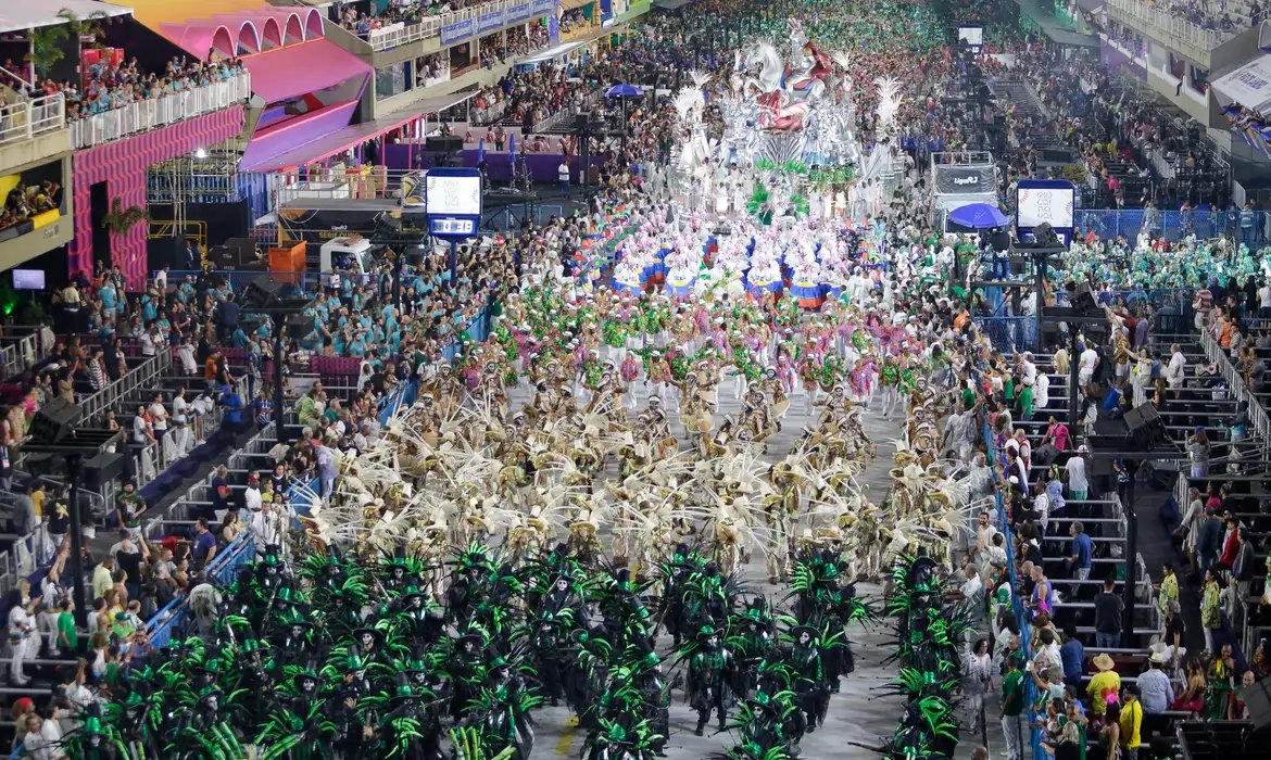 Série Ouro: Escolas \"jovens\" disputam título com medalhões do carnaval
