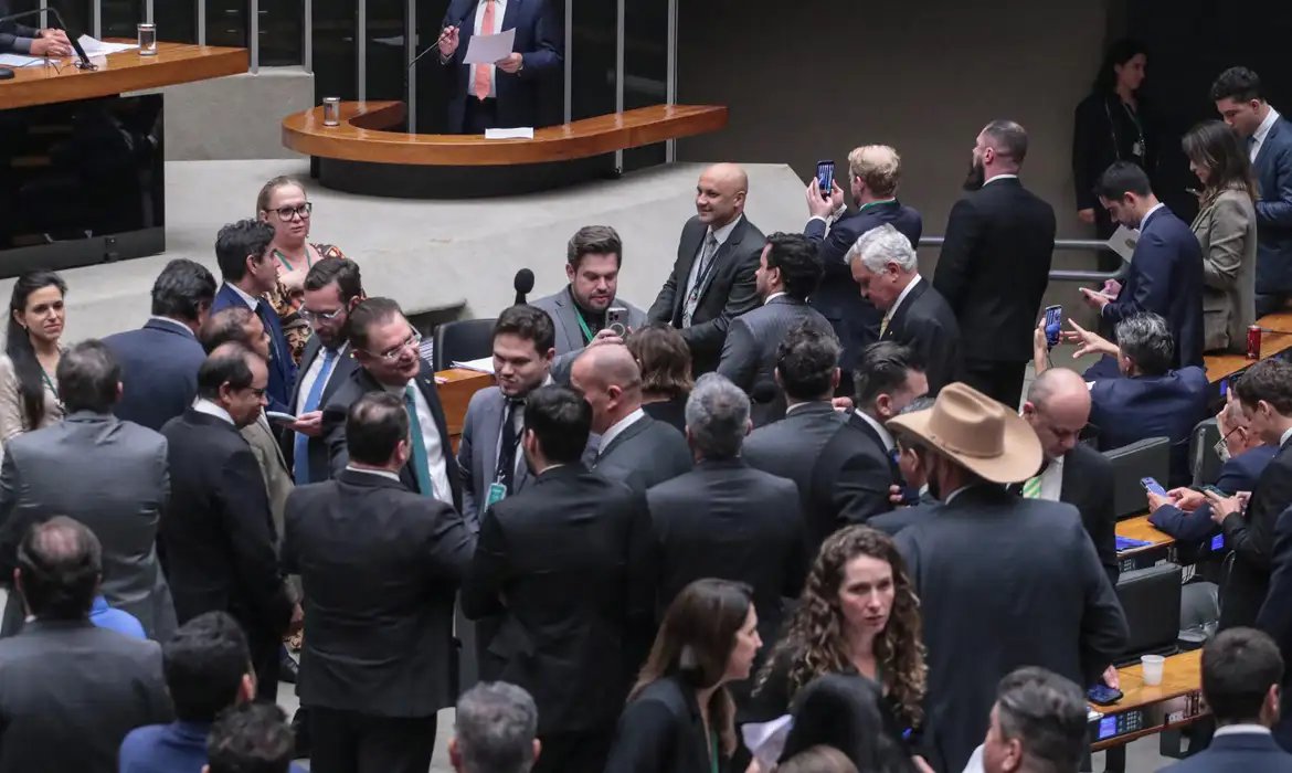 PL da Dosimetria beneficia criminosos comuns, dizem especialistas 