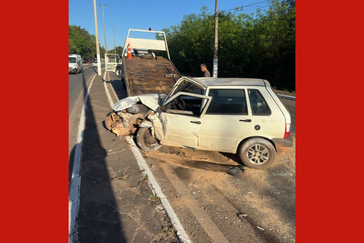 Motorista perde controle e bate em poste após ser fechado por carreta em Várzea Grande (MT)