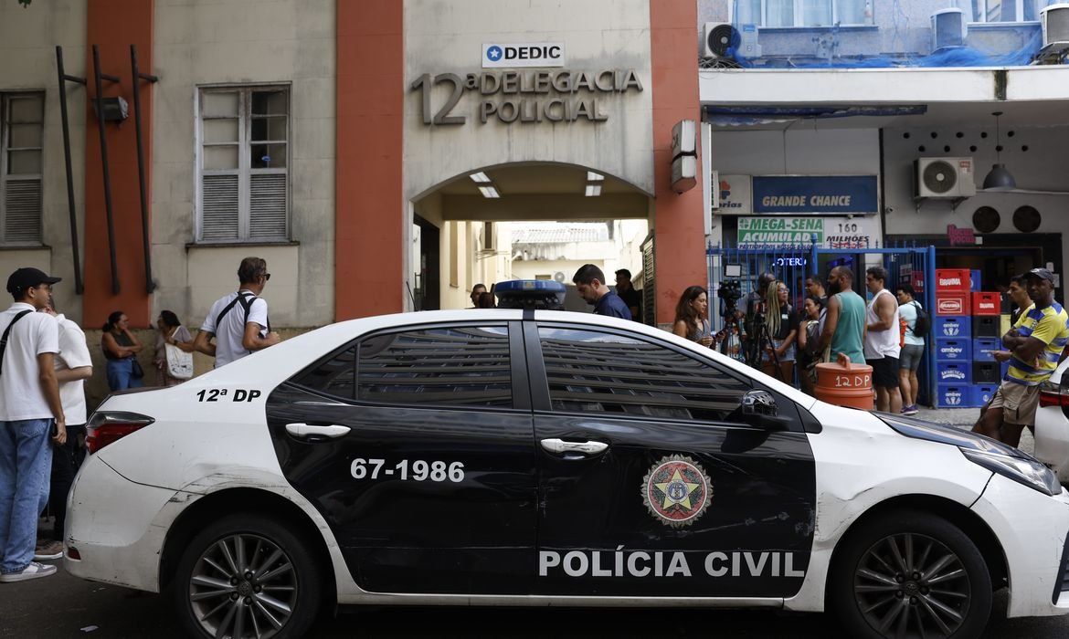 Adolescente envolvido em estupro coletivo no Rio se entrega à polícia