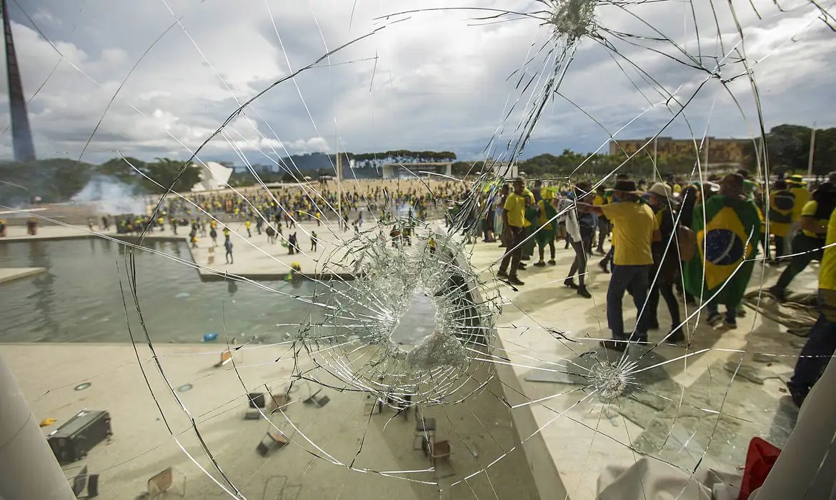 Exposição na UFF relembra atos antidemocráticos de 8 de janeiro
