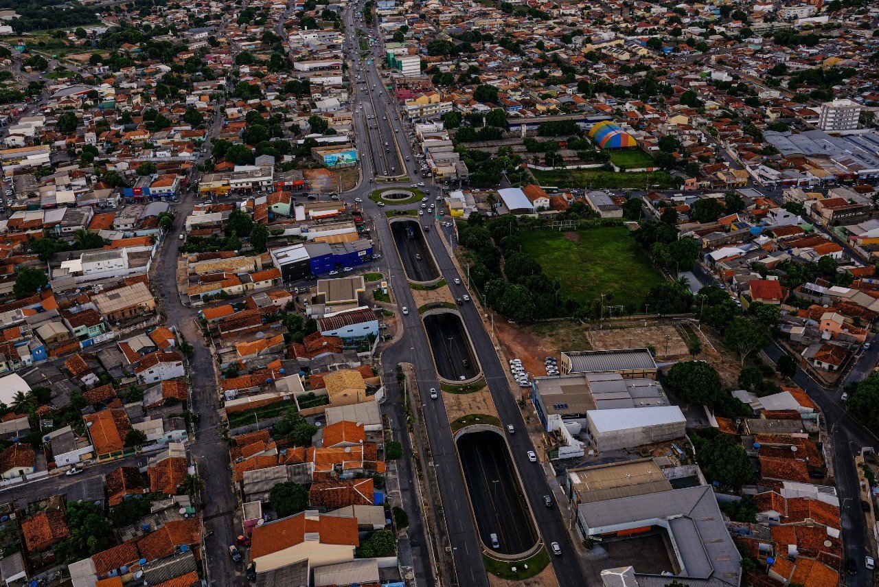 Mais da metade da população que mora em favelas em MT vive em ruas sem pavimentação e sem bueiros