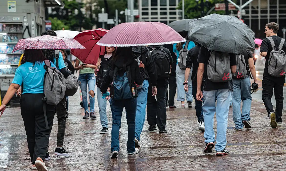 Chuvas intensas atingem país; Inmet emite alerta para tempestade no RS