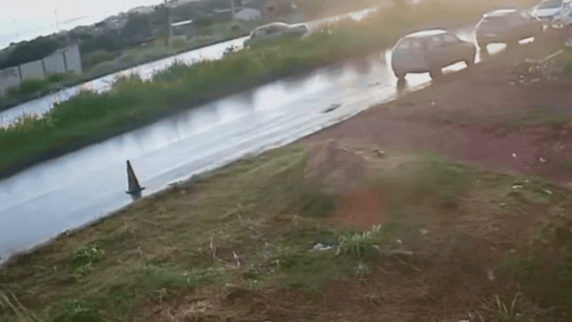 VÍDEO: motorista perde controle da direção e capota carro em Cuiabá