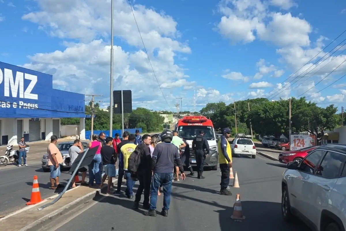 Motociclista morre após bater contra placa em Cuiabá