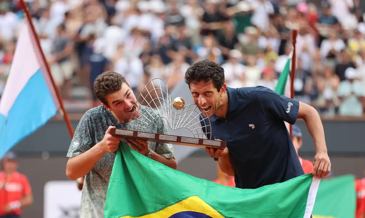 João Fonseca e Marcelo Melo garantem título de duplas do Rio Open