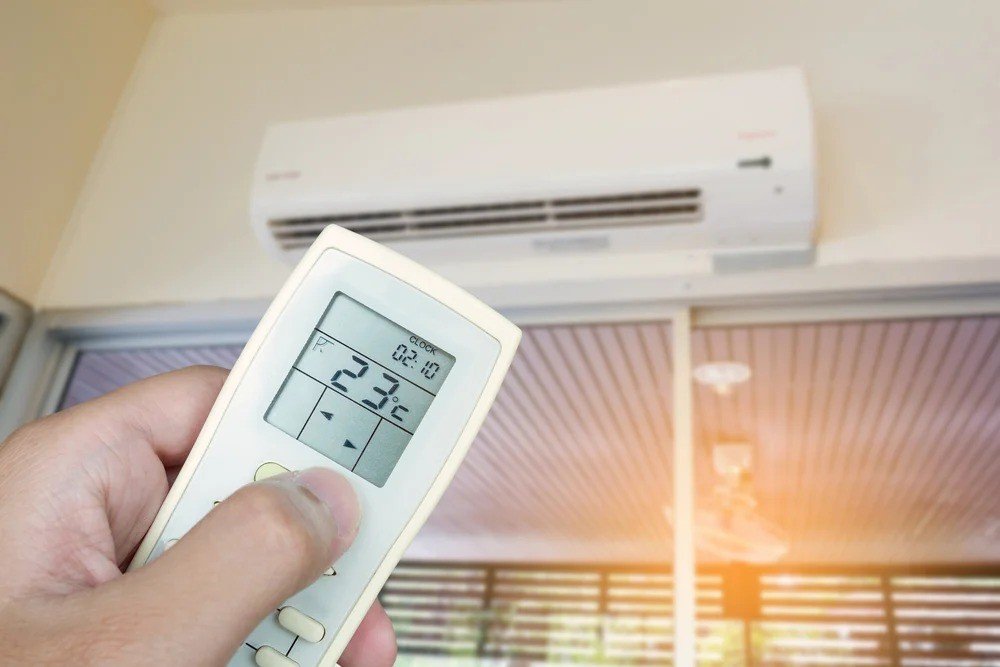 Ar-condicionado no calor de Cuiabá: aparelho ligado 8 horas por dia pode acrescentar mais de R$ 200 à conta de luz