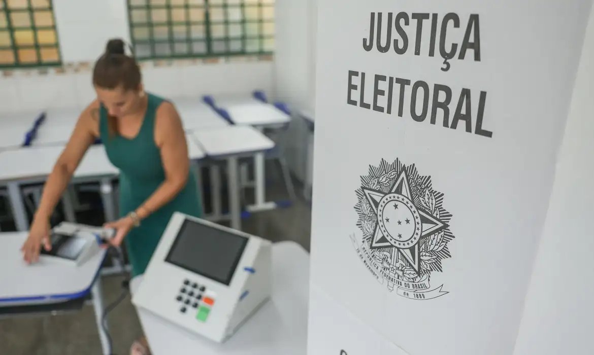 TSE informa que 900 urnas foram substituídas até o meio-dia 