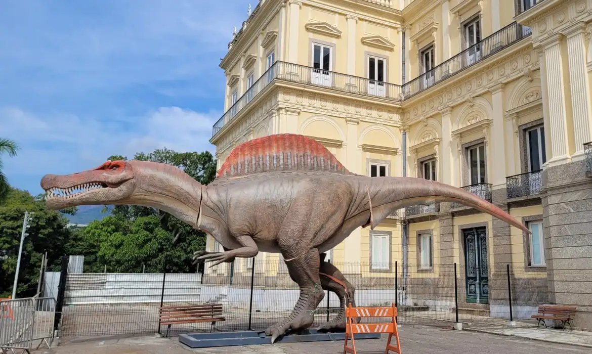 Museu Nacional ganha réplica de dinossauro brasileiro com 15 metros