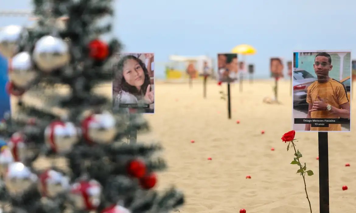 \"Carinhoso, sorridente, feliz\", diz mãe sobre filho morto por PMs 