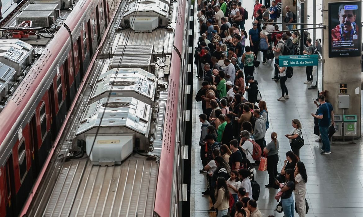 SP: greve na CPTM paralisa parcialmente três linhas de trens